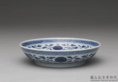 图片[2]-Dish with Indian lotus scrolls in underglaze blue, Qing dynasty, Qianlong reign (1736-1795)-China Archive